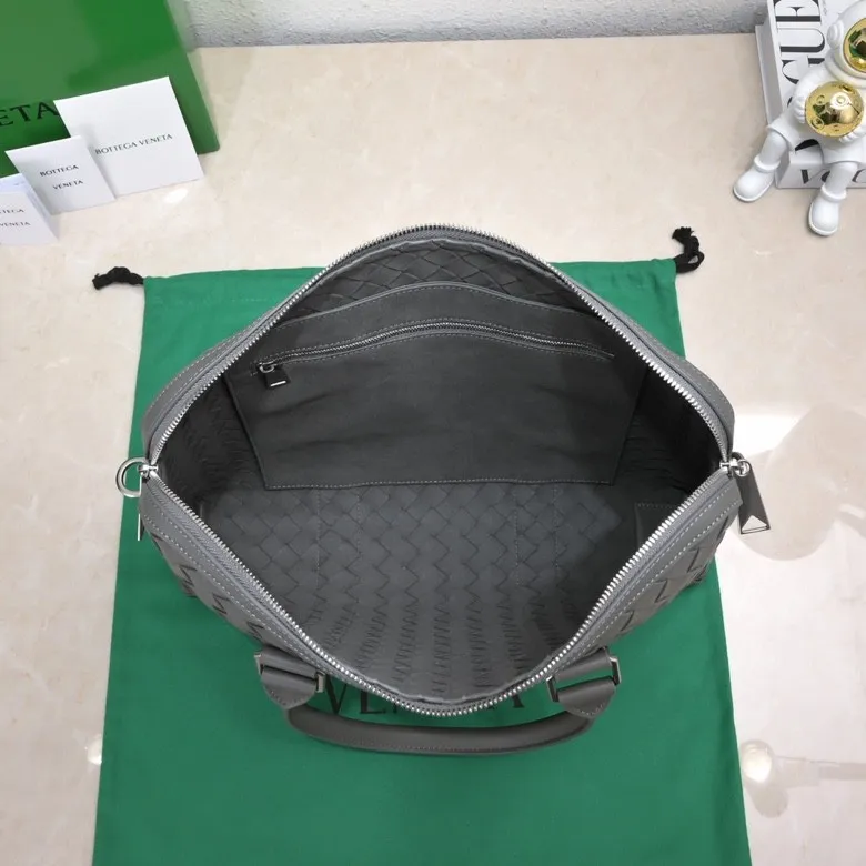 Ready-made BV new men's briefcases💼Different sizes and different styles of briefcases are suitable for any man. They can be matched with casual or formal wear🉑️A must-have choice for the workplace💼 ⚠️Original leather, original leather, using exquisite craftsmanship to weave different sizes on the leather🪡🪡 It presents a full sense of high-end, simple and unique design, will definitely make you grand and fashionable in the workplace Style number: 39*30.5*11, model number: 8814